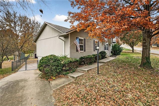 15805 E 2nd Street S, Independence, MO 64050