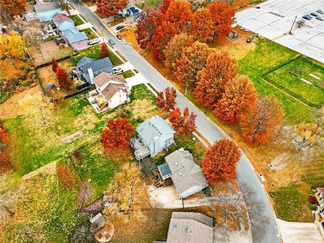 15805 E 2nd Street S, Independence, MO 64050