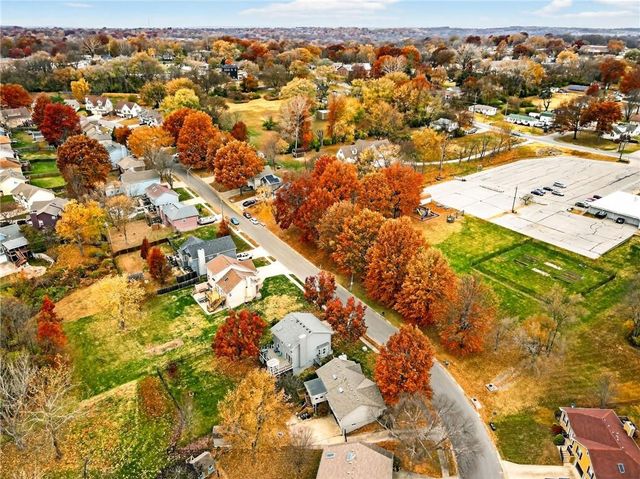 15805 E 2nd Street S, Independence, MO 64050