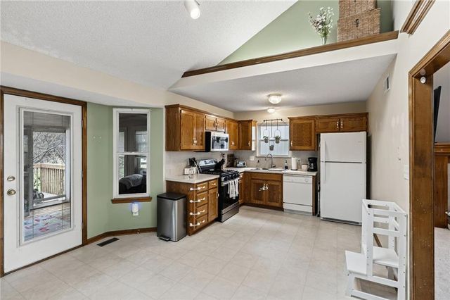 15805 E 2nd Street S, Independence, MO 64050