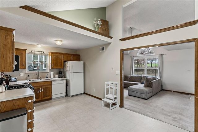 15805 E 2nd Street S, Independence, MO 64050