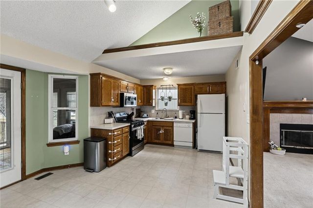 15805 E 2nd Street S, Independence, MO 64050