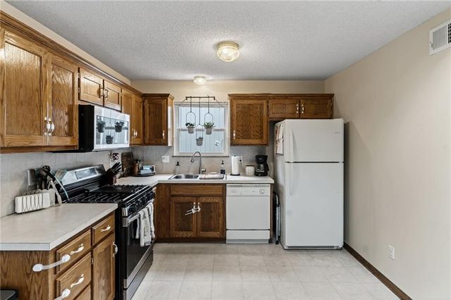 15805 E 2nd Street S, Independence, MO 64050