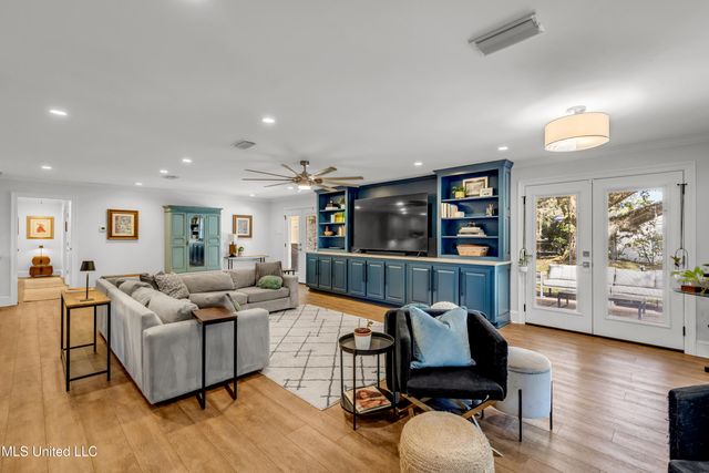 1105 E Cherokee Glen, Ocean Springs, MS 39564