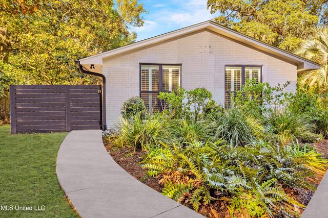 1105 E Cherokee Glen, Ocean Springs, MS 39564