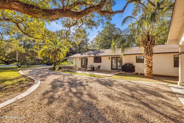 1105 E Cherokee Glen, Ocean Springs, MS 39564