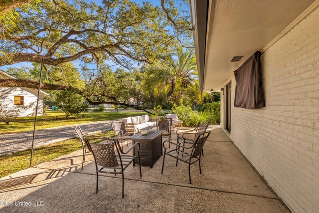 1105 E Cherokee Glen, Ocean Springs, MS 39564