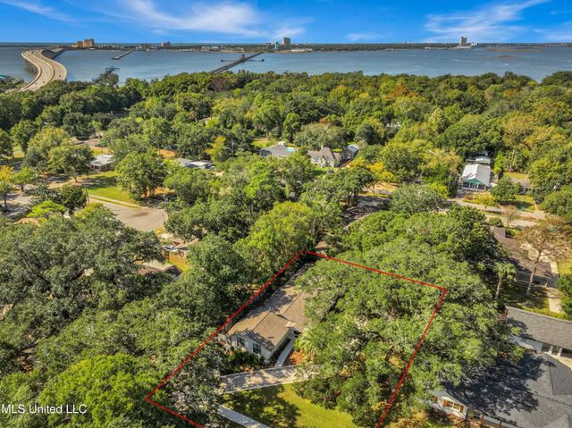 1105 E Cherokee Glen, Ocean Springs, MS 39564