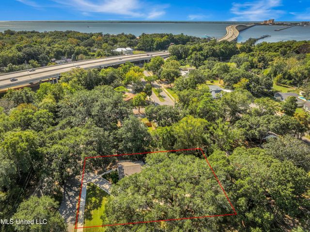 1105 E Cherokee Glen, Ocean Springs, MS 39564