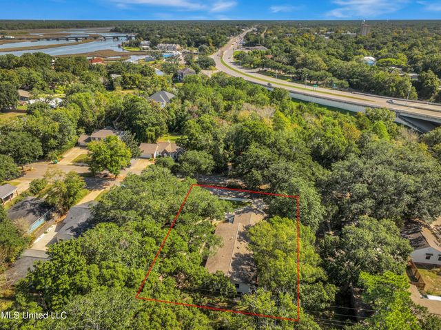 1105 E Cherokee Glen, Ocean Springs, MS 39564