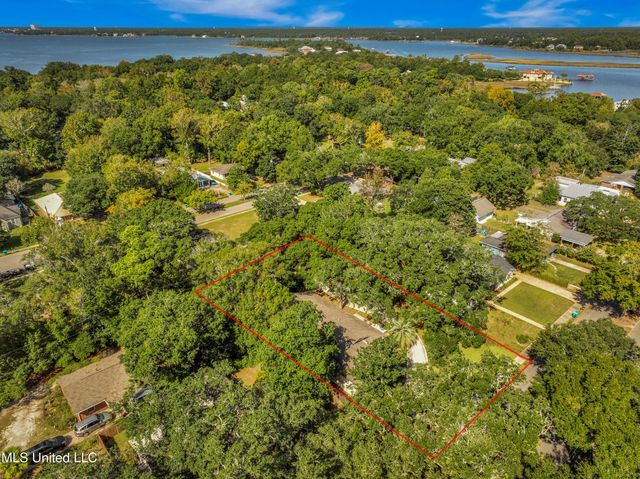 1105 E Cherokee Glen, Ocean Springs, MS 39564