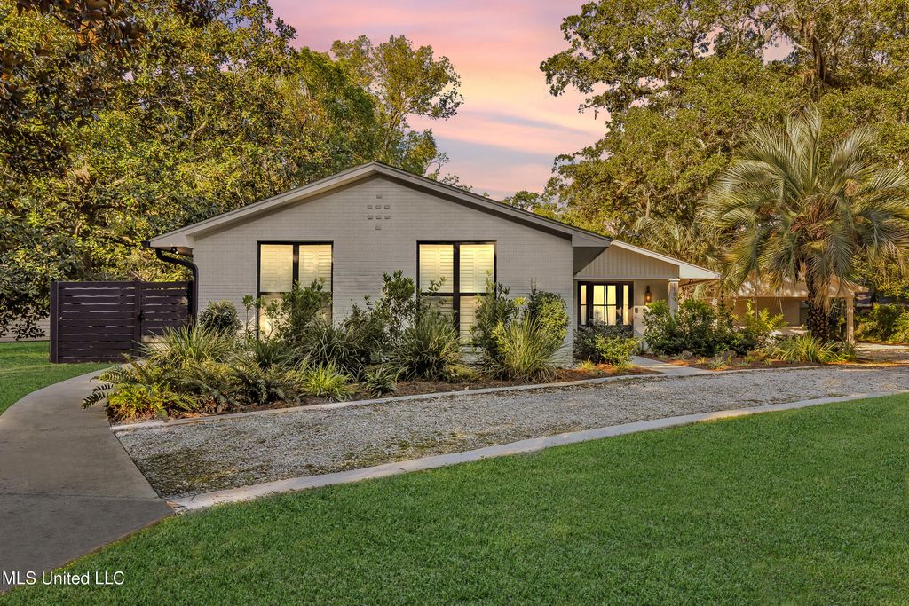 1105 E Cherokee Glen, Ocean Springs, MS 39564