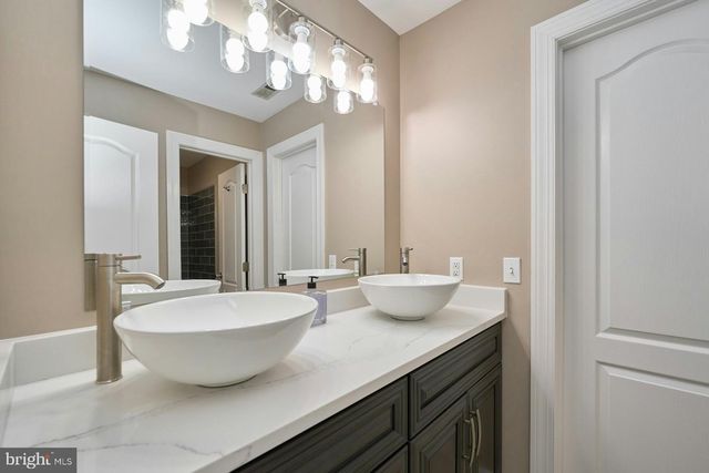 5828 HUNTON WOOD DR, Broad Run, VA 20137