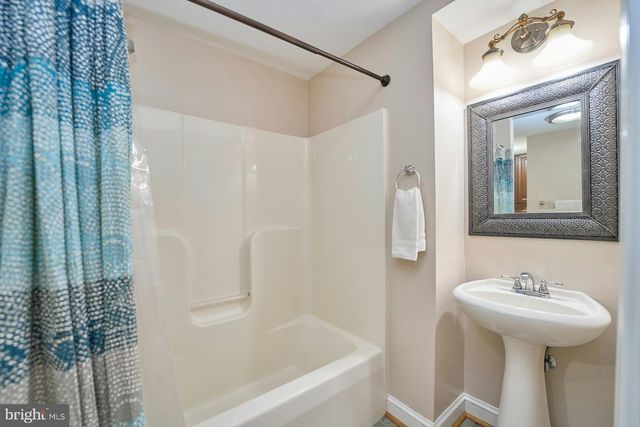 5828 HUNTON WOOD DR, Broad Run, VA 20137