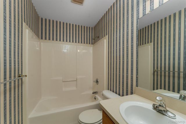 3120 Point Of The Woods Drive, West Bloomfield Charter Township, MI 48324