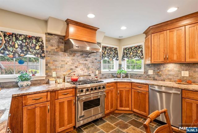 37 Van Dyke Drive, Ho-ho-kus, NJ 07423