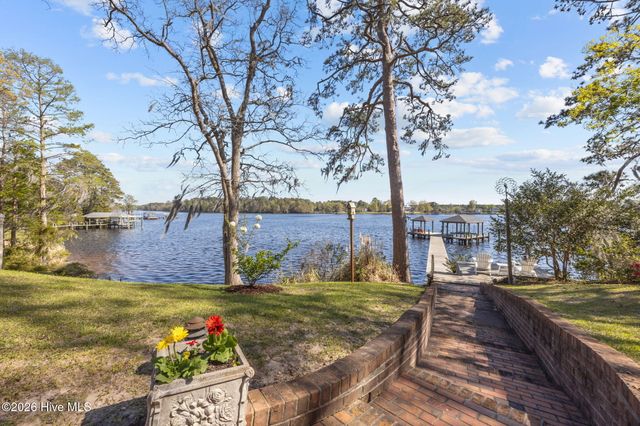 211 Wilson Point Road, Trent Woods, NC 28562