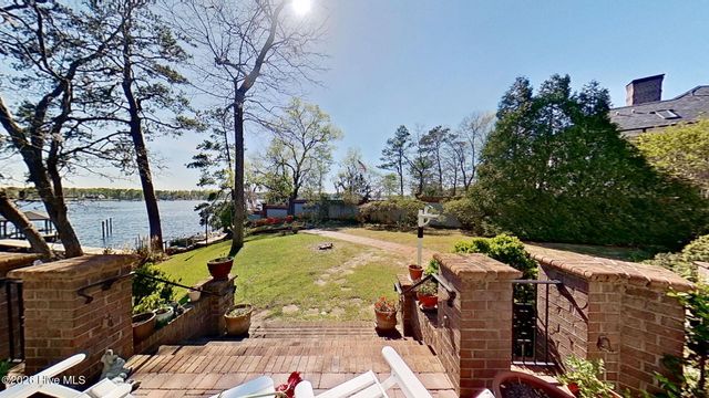 211 Wilson Point Road, Trent Woods, NC 28562