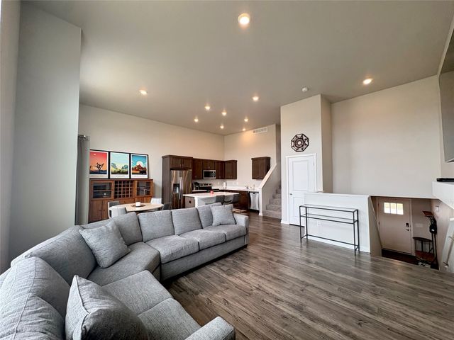 9773 Turnpoint Drive, West Des Moines, IA 50266