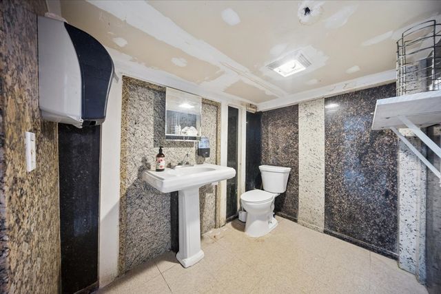 2702 W Cermak Road, Chicago, IL 60608