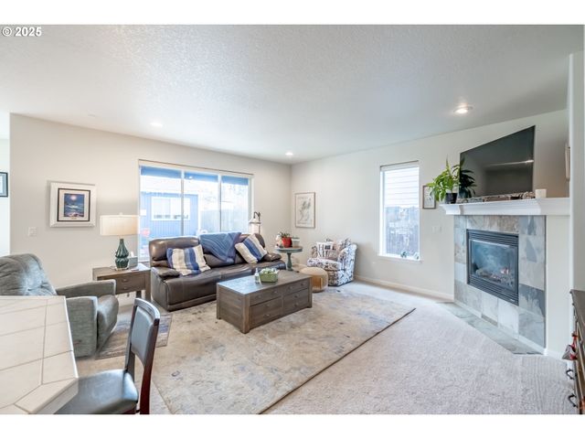 540 LAVENDER St, Silverton, OR 97381