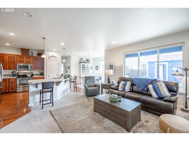 540 LAVENDER St, Silverton, OR 97381