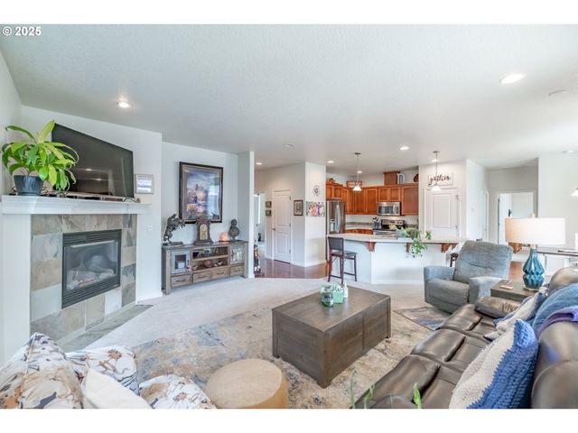 540 LAVENDER St, Silverton, OR 97381