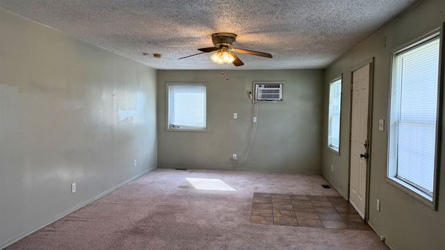 923 W Walnut St, Salina, KS 67401