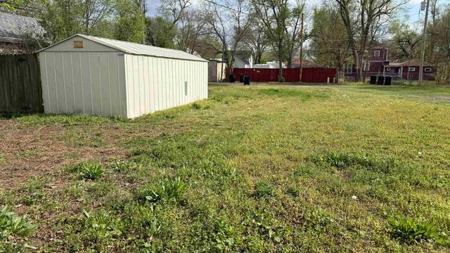 923 W Walnut St, Salina, KS 67401