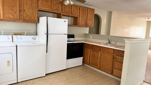 923 W Walnut St, Salina, KS 67401