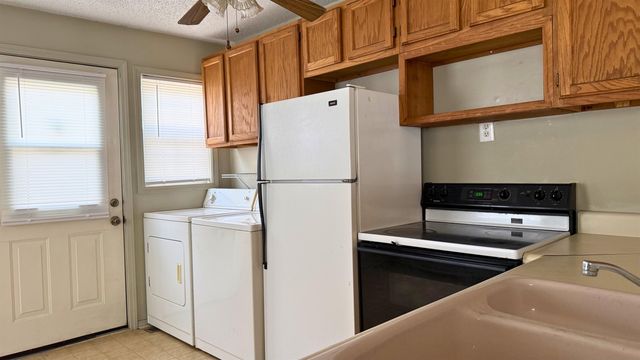 923 W Walnut St, Salina, KS 67401