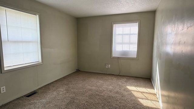 923 W Walnut St, Salina, KS 67401