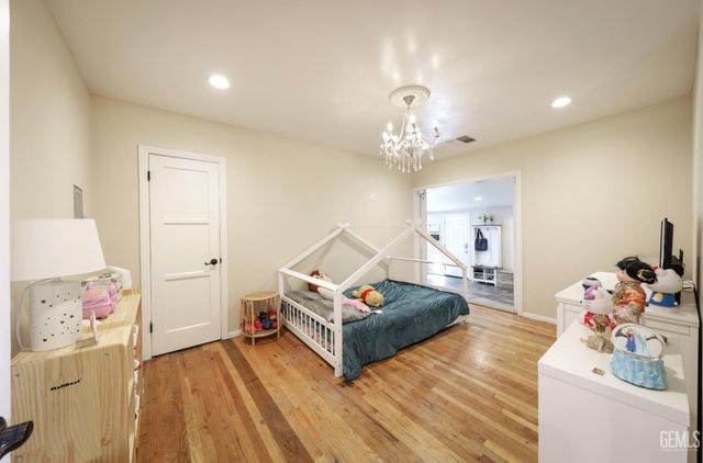 19 Oregon Street, Bakersfield, CA 93305