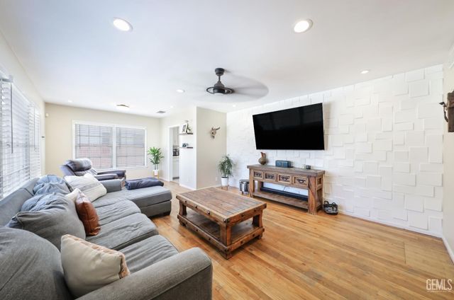 19 Oregon Street, Bakersfield, CA 93305