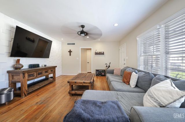 19 Oregon Street, Bakersfield, CA 93305