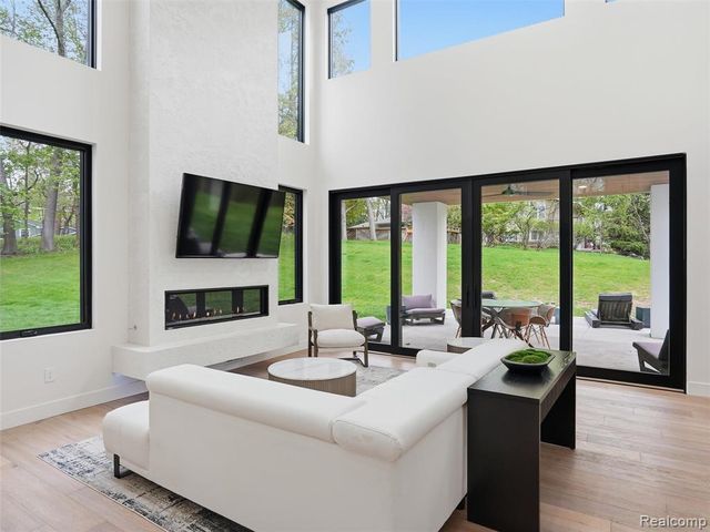1715 Lone Pine Road, Bloomfield Hills, MI 48302