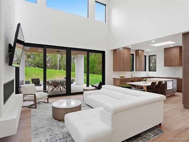 1715 Lone Pine Road, Bloomfield Hills, MI 48302