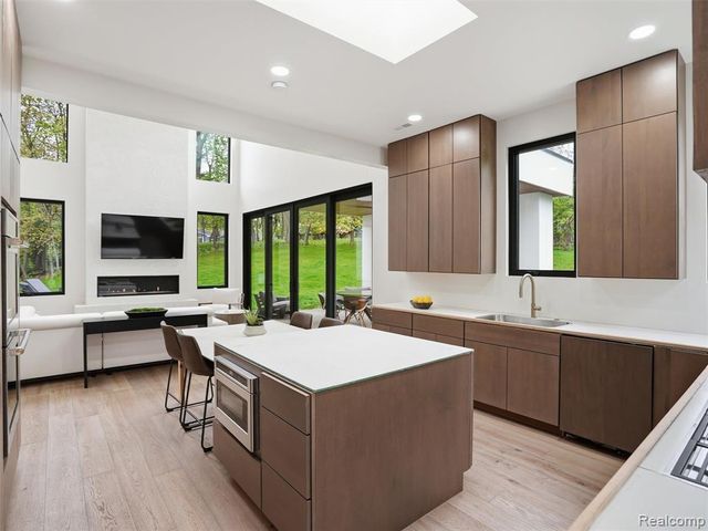 1715 Lone Pine Road, Bloomfield Hills, MI 48302