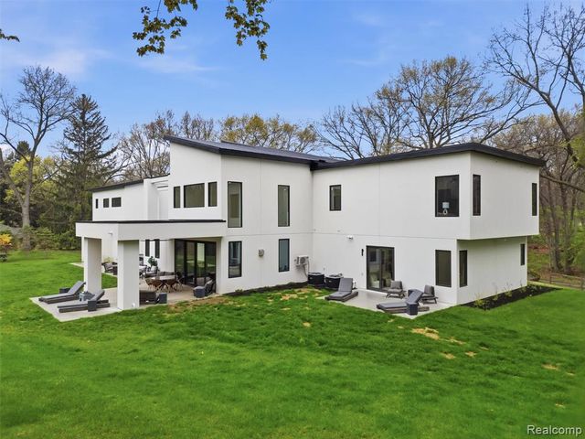 1715 Lone Pine Road, Bloomfield Hills, MI 48302