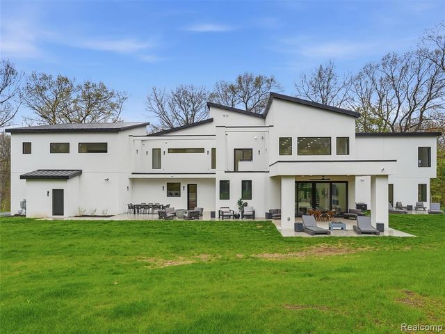 1715 Lone Pine Road, Bloomfield Hills, MI 48302