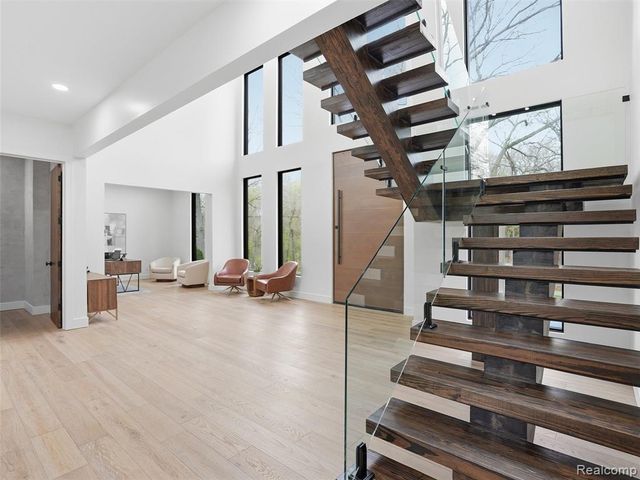 1715 Lone Pine Road, Bloomfield Hills, MI 48302