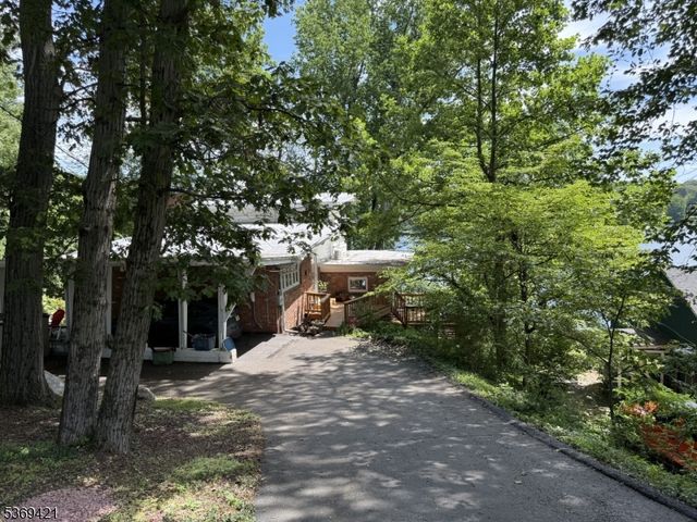30 Fayson Lake Rd, Kinnelon Boro, NJ 07405