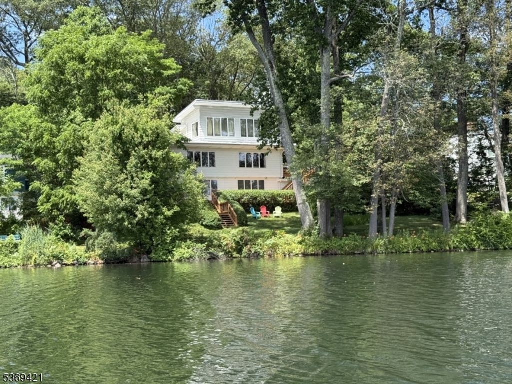 30 Fayson Lake Rd, Kinnelon Boro, NJ 07405
