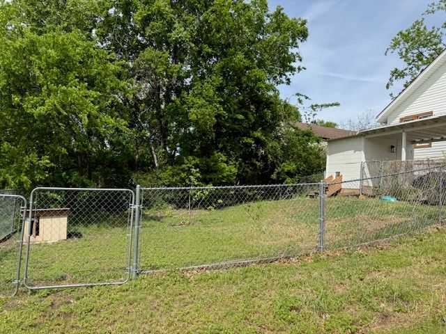 1400 W Chestnut, Denison, TX 75021