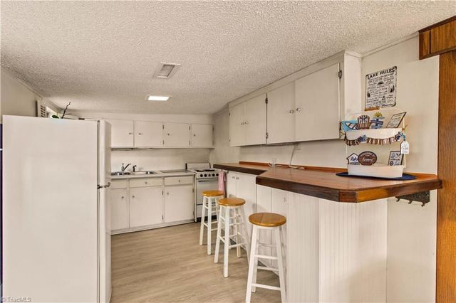 570 Lake Drive 9, Lexington, NC 27292