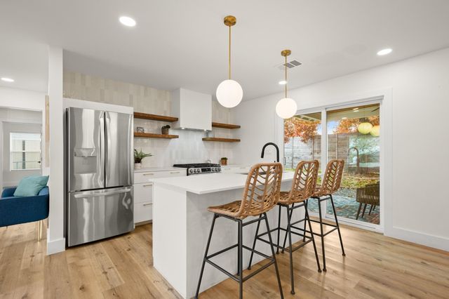 207 White Oak DR, Austin, TX 78753