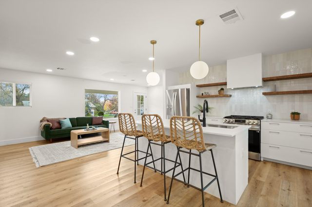 207 White Oak DR, Austin, TX 78753