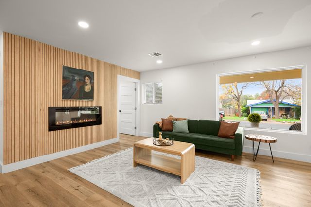 207 White Oak DR, Austin, TX 78753