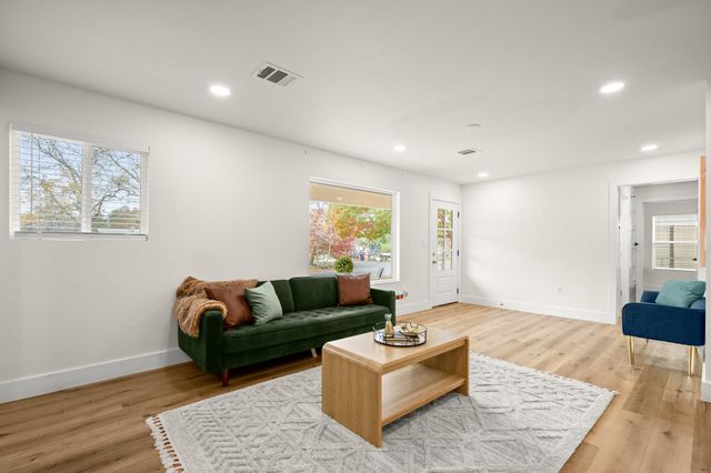 207 White Oak DR, Austin, TX 78753