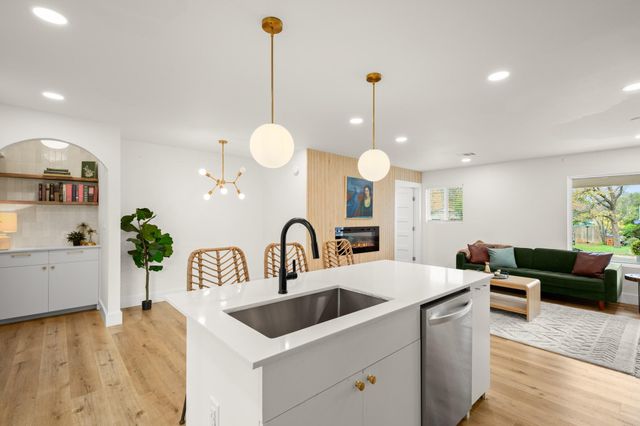 207 White Oak DR, Austin, TX 78753